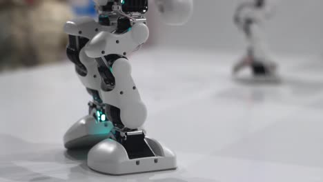 Roboterbeine-Tanzen.-Humanoide-Roboterfüße-Tanzen.-Robotertechnologie