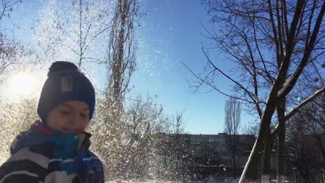 Niño-Arrojando-Nieve-Al-Aire.-Niño-Jugando-Con-Nieve