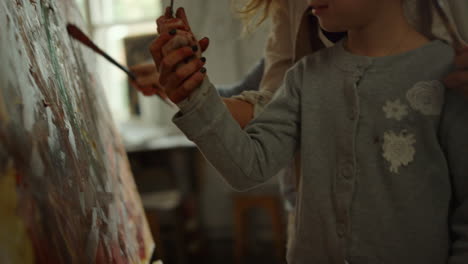 Niños-Felices-Pasando-Tiempo-Con-Su-Madre-En-Un-Taller-De-Pintura-En-Un-Estudio-De-Arte.