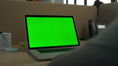 Geschäftsmann,-Der-Im-Büro-Einen-Laptop-Mit-Grünem-Bildschirm-Verwendet.-Greenscreen-Computer