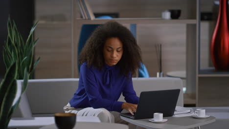 Schöne-Afroamerikanische-Geschäftsfrau-Arbeitet-Mit-Laptop-Und-Wartet-Auf-Kollegin-Im-Café