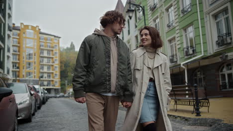 Romantic-couple-walking-on-urban-street.-Man-and-woman-talking-together-outdoor.
