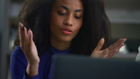 Schöne-Afroamerikanische-CEO-Frau-Ruft-Video-Auf-Computer-Laptop-Im-Café-An.