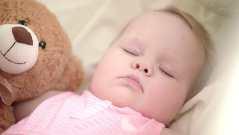 Entzückendes-Baby,-Das-Im-Bett-Schläft.-Porträt-Eines-Schlafenden-Babys-Mit-Spielzeugbär