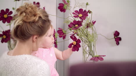 Entzückendes-Baby,-Das-Zu-Hause-Blumen-Berührt.-Kind-Isst-Schöne-Blumen-In-Der-Vase