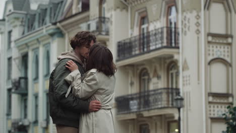 Love-couple-feeling-happy-in-city-center.-Affectionate-man-and-woman-kissing.