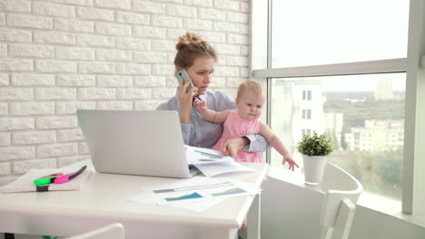 Geschäftsmutter-Mit-Baby,-Die-über-Ein-Mobiltelefon-Spricht.-Frau-Arbeitet-Mit-Kind