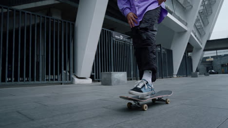 Cooler-Skater,-Der-Draußen-Auf-Longboard-Fährt.-Aktiver-Hipster-Balanciert-Auf-Skateboard.