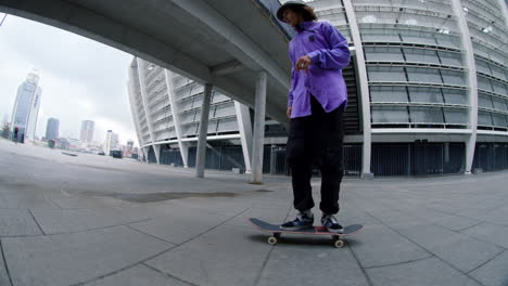 Sportlicher-Mann-Springt-Auf-Longboard-Auf-Der-Straße.-Aktiver-Kerl,-Der-Draußen-Auf-Skate-Reitet.