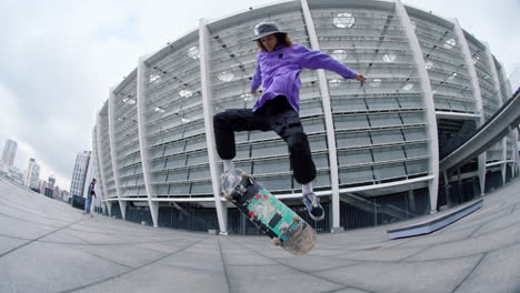 Sportlicher-Mann-Macht-Kickflip-Im-Freien.-Aktiver-Hipster,-Der-Draußen-Skateboard-Fährt.