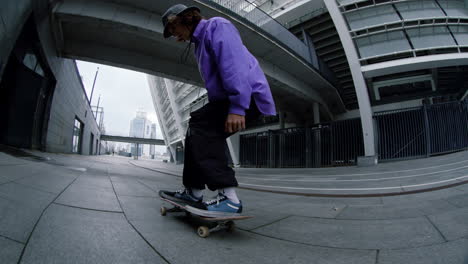 Sportlicher-Skater-Springt-Auf-Longboard-Im-Freien.-Aktiver-Hipster,-Der-Draußen-Schlittschuh-Reitet.