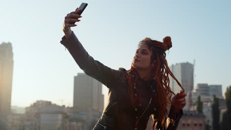 Stilvolle-Frau-Macht-Selfie-Auf-Dem-Smartphone.-Hipster-Fotografiert-Mit-Der-Telefonkamera.