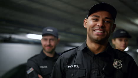 Polizist-Lächelt-In-Die-Kamera.-Positiver-Polizist-In-Uniform-Posiert-Vor-Der-Kamera