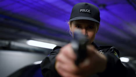 Mujer-Policía-Apuntando-Con-Arma-A-La-Cámara.-Oficial-De-Policía-Disparando-Con-Arma-De-Fuego