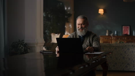 Glücklicher-Alter-Mann,-Der-Einen-Videoanruf-Mit-Einem-Luxuriösen-Laptop-Interieur-Führt.-Älterer-Mann,-Der-Laptop-Benutzt