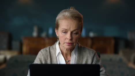 Mujer-Mayor-Hablando-Durante-Una-Reunión-Web-En-Una-Computadora-Portátil.-Anciana-Elegante