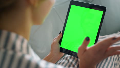 Frau-Spricht-Online-Mit-Grünem-Tablet-Bildschirm,-Nahaufnahme.-Hand-Winkt,-Um-Einen-Videoanruf-Zu-Tätigen