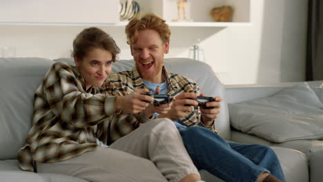 Wettbewerbsfähige-Ehefrau-Spielt-Videospiel-Mit-Lächelndem-Ingwer-Ehemann-Im-Wohnzimmer.