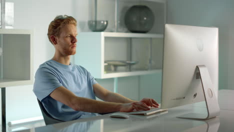 IT-Arbeiter-Tippt-Desktop-Computer-Im-Heimbüro,-Nahaufnahme.-Remote-Arbeitsplatzansicht