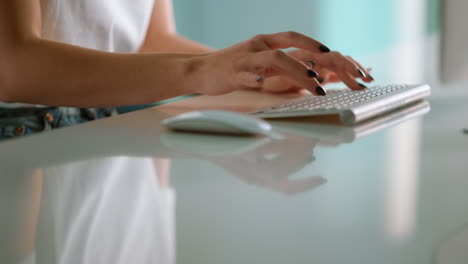 Frauenhände-Tippen-Computertastatur-In-Großaufnahme.-Unbekannter-Manager-Schreibt-E-Mail