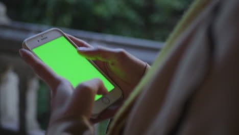 Mujer-Caminando-Por-El-Pasillo.-Mujer-De-Negocios-Escribiendo-En-El-Teléfono-Celular-Con-Pantalla-Verde