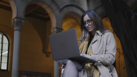 Estudiante-Trabajando-En-Una-Computadora-Portátil.-Mujer-De-Negocios-Escribiendo-En-La-Computadora-Al-Aire-Libre