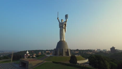 Drohnenansicht-Mutter-Mutterland-Auf-Der-Stadt-Kiew.-Denkmal,-Tag-Des-Sieges,-Zweiter-Weltkrieg
