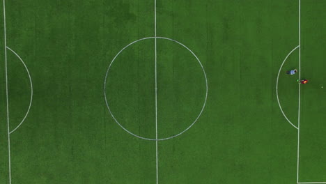 Fußball-Marker-Auf-Dem-Feld.-Drohnenansicht-Fußballspieler,-Die-Auf-Dem-Fußballfeld-Trainieren