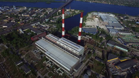 Industrieschornsteine-Im-Wasserkraftwerk.-Luftbild-Rohrwasserkraftwerksplan
