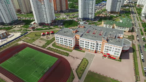 Estadio-Deportivo-En-El-Patio-De-La-Escuela-En-Edificios-De-Gran-Altura.-Vista-Aérea-Del-Campo-De-Fútbol