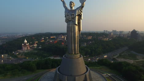 Drohnenansicht-Der-Mutter-Mutterland-Statue-In-Der-Stadt-Kiew.-Tag-Des-Sieges-Im-Gedenkpark