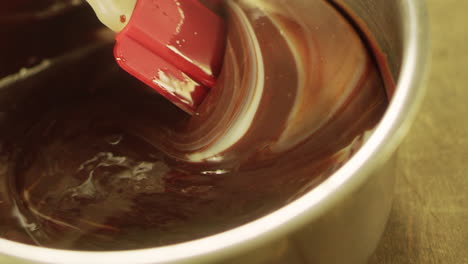 Nahaufnahme-Dunkler-Geschmolzener-Schokolade,-Die-Sich-Mit-Einem-Spachtel-In-Zeitlupe-Mischt.