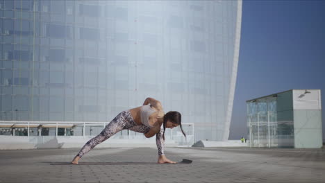 Mädchen-Macht-Yoga-Auf-Der-Straße.-Frau-Macht-Gestreckte-Seitenwinkel-Pose-Auf-Der-Straße