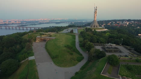 Estatua-Madre-Patria-Ciudad-De-Kiev.-Llama-Eterna-En-El-Parque-Segunda-Guerra-Mundial