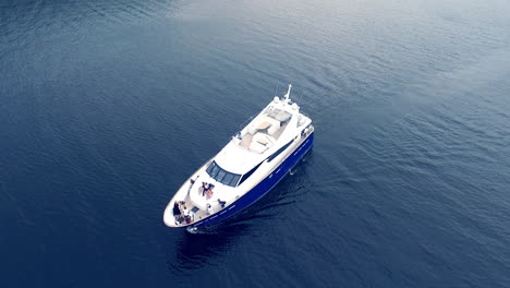 Luxury-model-photo-session-in-motor-boat.-Fashion-shooting-on-luxury-yacht