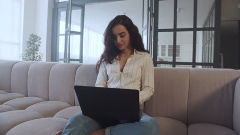 Portrait-of-business-woman-chatting-laptop-computer-at-luxury-house
