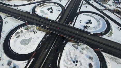 Luftaufnahmen-Von-Autos-Und-Lastwagen,-Die-Sich-Auf-Winterlichen-Kreuzungen-In-Der-Modernen-Stadt-Bewegen