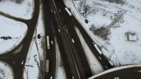 Auto-Fährt-Im-Winter-Auf-Autobahnüberführung.-Drohnenansicht-Straßenkreuzung-Autobahn