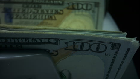 Zähler,-Der-Dollarscheine-Zählt.-Geldzählmaschine-Mit-100-Dollar-Banknoten