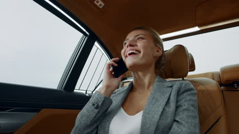 Lächelnde-Frau,-Die-Im-Taxi-Telefoniert.-Geschäftsfrau-Telefoniert-Im-Auto