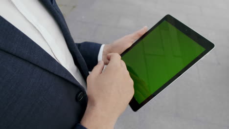 Geschäftsmannhände-Mit-Digitalem-Tablet-In-Der-Stadt.-Männliche-Führungskraft,-Die-Auf-Dem-Pad-SMS-Schreibt