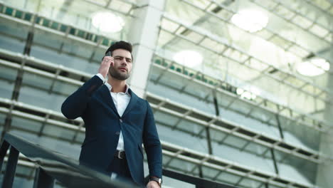 Primer-Hombre-De-Negocios-Cogiendo-El-Teléfono.-Hombre-De-Pie-Con-Traje-De-Lujo-Cerca-Del-Estadio