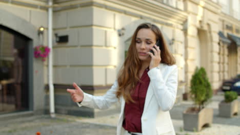 Fröhliche-Geschäftsfrau,-Die-Draußen-Mit-Dem-Mobiltelefon-Spricht