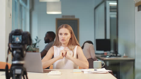 Entrenador-De-Negocios-Explicando-La-Motivación.-Mujer-Profesional-Mirando-A-La-Cámara