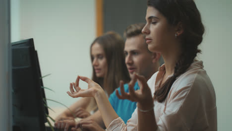 Mujer-Agotada-Meditando-En-El-Call-Center.-Operador-Cansado-Relajándose-Con-Yoga