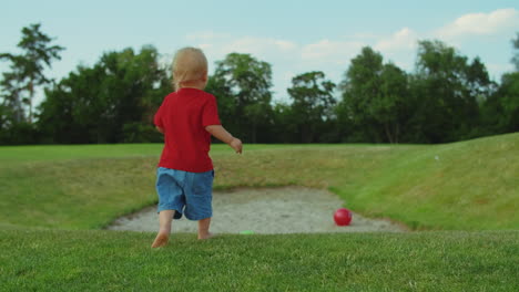 Toddler-running-on-green-grass.-Blonde-child-playing-in-summer-park