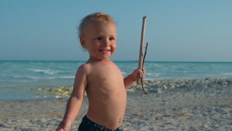 Glücklicher-Kleiner-Junge,-Der-Sich-Am-Strand-Entspannt.-Lächelndes-Kind,-Das-Einen-Sonnigen-Tag-Am-Strand-Genießt.