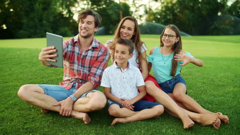 Familie-Nutzt-Tablet-Für-Videochat.-Eltern-Und-Kinder-Unterhalten-Sich-Per-Videoanruf