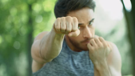 Golpe-De-Entrenamiento-De-Kickboxer-Joven-En-Entrenamiento-Al-Aire-Libre-En-El-Parque.-Retrato-Del-Hombre-Boxeador