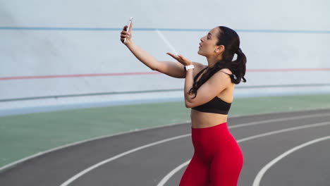 Läuferin,-Die-Auf-Der-Modernen-Strecke-Ein-Selfie-Foto-Mit-Dem-Mobiltelefon-Macht